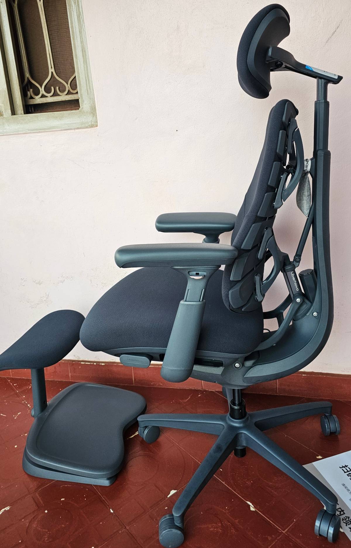 Libernovo Omni - World's First Dynamic Ergonomic Office Chair+Footrest